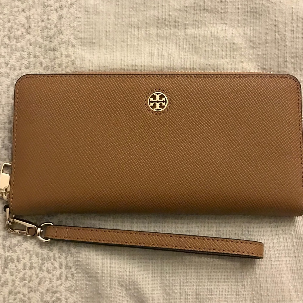 Tory Burch Perry Zip Passport Continental Wallet